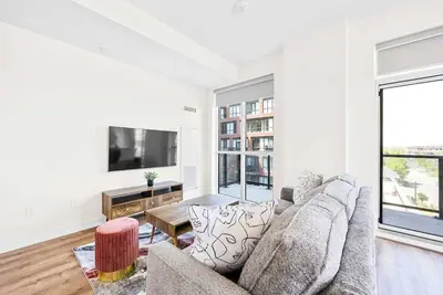 Image de Modern 3br+Den • Balcony • Near High Park