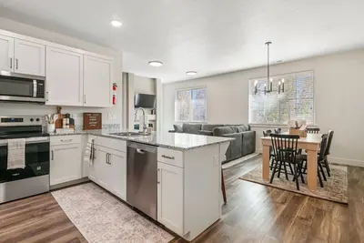 Image de Cozy Swiss Condo - King Bed, Sleeps 6, Free Blanket