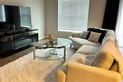 Image de New and Modern 3-bedroom charming house 20 minutes from downtown Madison.