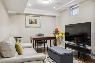 Image de Comfortable & Cozy 2br Hideaway Basement Apartment