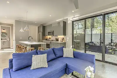 Image de New 2 Bdrm Home I Mins to Dt Walk to Shops & More