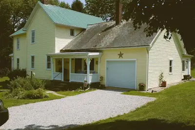 Image de 4-bedroom farmhouse in charming Lancaster with beautiful views.