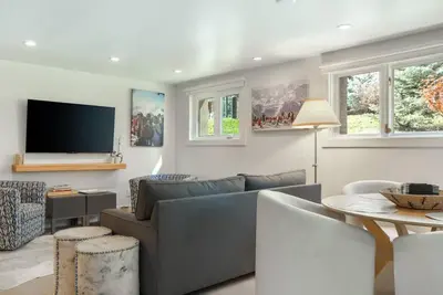 Image de Vail Village Condo - Pet Friendly Walk to Ski Lift