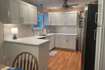 Image de Newly renovated 3-bedroom house with lake views.