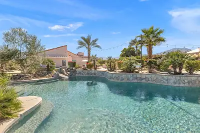 Image de Maison Palmé - Sleeps 14, 3bd/3ba Pool/Spa Dreamhouse