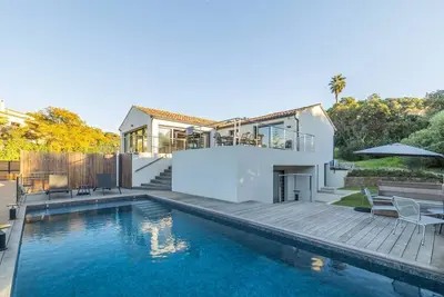 Image de Villa 4 chambres - Vue mer et jardin - Piscine