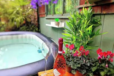 Image de 🍾 Hot Tub • Steam Spa • Pizza Oven • Roll-Top Bath • Netflix • Pets Ok • Durham