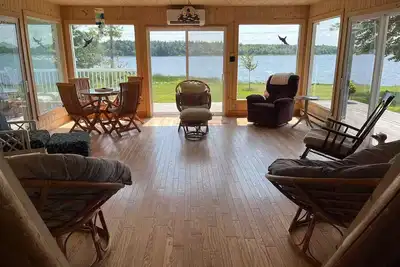 Image de Lakeside A-frame Cottage