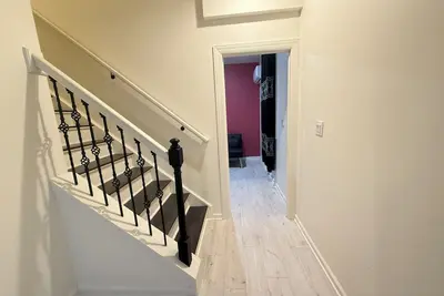 Image de Cozy 1-bedroom in a well ventilated and stylish basement.