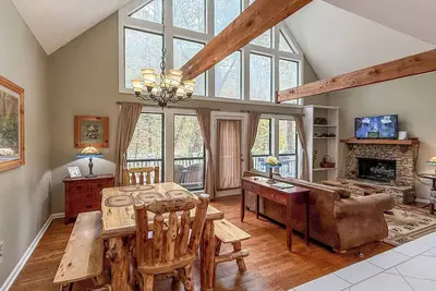 Image de Creekside Chalet and Gardens