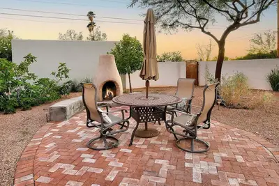 Image de Walk to the U of A, Historic 2 bed 1. 5 ba home, near parks, shopping, restaurants