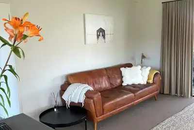 Image de Sunny Papamoa beach bach- steps to the sand….