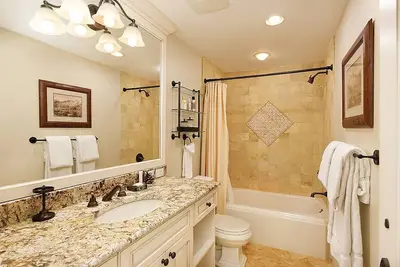 Image de Centrally located 2/3 Bedroom Condo