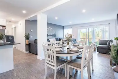 Image de Spacious and comfortable modern mountain getaway, large patio with Bbq, pet-friendly and plenty of storage for bikes and skis.