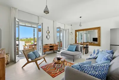 Image de Selinofos - a modern seaside home blending comfort and sea views.