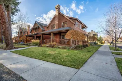 Image de Pine Haven Retreat | Walk to Downtown & Pool