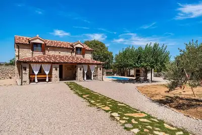 Image de Villa rustique avec piscine près du parc de Krka