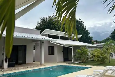 Image de Charming Oversized cottage steps from beautiful Playa Malibu in Nueva Gorgona