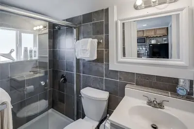 Image de Adorable Cottage by Scenic Waterfront Park