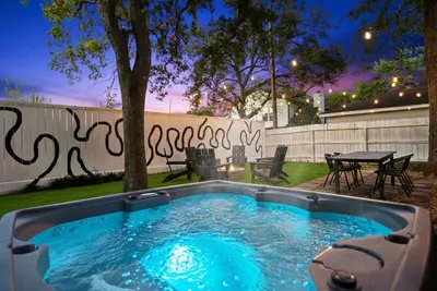 Image de Western Boots & Spa-Hot Tub, Bbq, Firepit, Gameroom & Good Times!