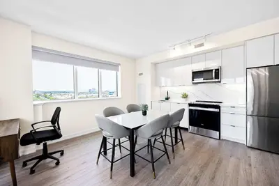 Image de Contemporary 3br+Den Suite Overlooking the City near High Park