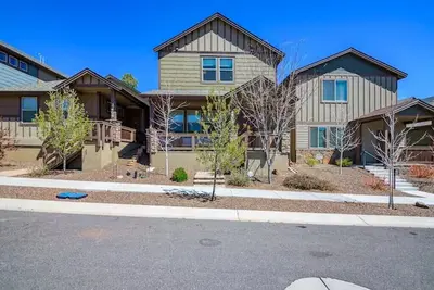 Image de Flagstaff Basecamp, Modern 3br Retreat w/ Fireplaces, Ev Charger & Shuffleboard