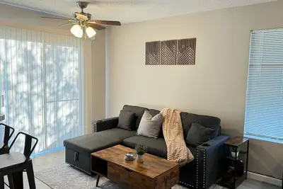 Image de The Cozy Condo: Your Home Base near all amenities!