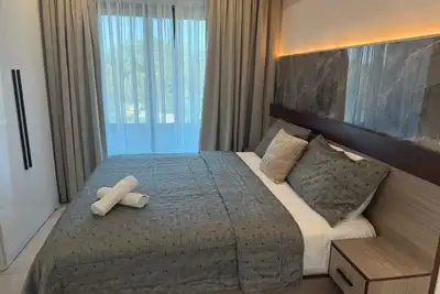 Image de Modern 2-Br Apt with Panoramic Balcony Views.