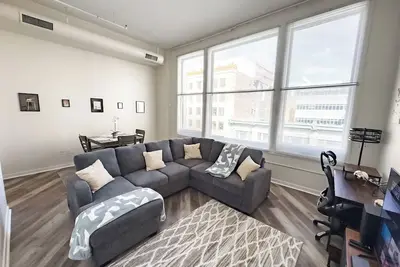 Indy Apt, Skywalk Access, Gym & Private Parking