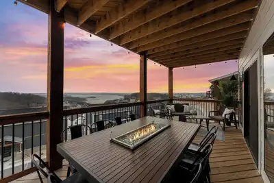 Image de Gorgeous Lake View - Indoor Pool Access - Hot Tub - Game Room