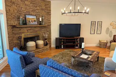 Image de Dockside Retreat on Lake Lanier - Stay, Swim, Ski