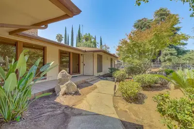 Image de Spacious Home - 6 Mi to Downtown Fresno!