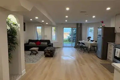 Image de Brand New Fully Furnished 2 bedrooms-1 bath Walk-Out Private Unit