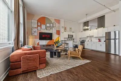 New Skywalk Access-Downtown Work Retreat-Sleeps8