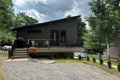 Image de Enchanting chalet- 2 bedroom-2 bath, sleeps 8. Beautiful views of Hubbard Lake.