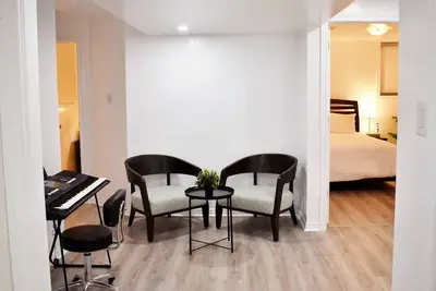 Image de Entire Suite near Go station + Kitchen