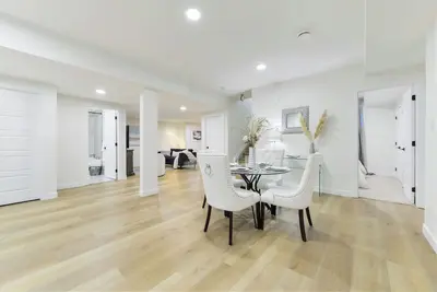 Image de Modern & Elegant Executive Suite near Refinery Row. Office Desk + Kitchen