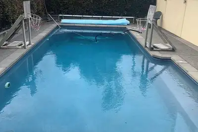 Image de Beachlands Getaway - Room for everyone with a pool and views