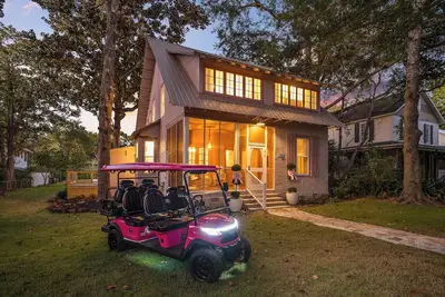 Image de Stay at The Fairhope Rose, a lovingly restored 1909 home in the heart of downtown Fairhope — featuring a relaxing hot tub and Complimentary Golf Cart!