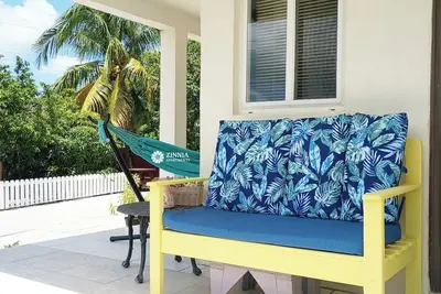 Image de Zinnia Apartment - Charming 2-bedroom in lovely Herberts Village with Ac