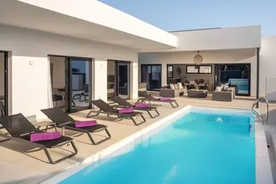 Image de Luxe à Puerto Calero : Villa 5 chambres avec piscine chauffée