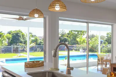 Image de Waterfront Retreat + Heated Pool + Sand Court