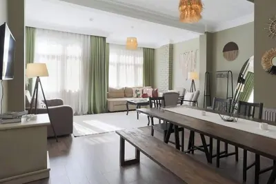 Image de Central & Spacious Near Taksim - For Groups & Families - 5br & up to 13 People