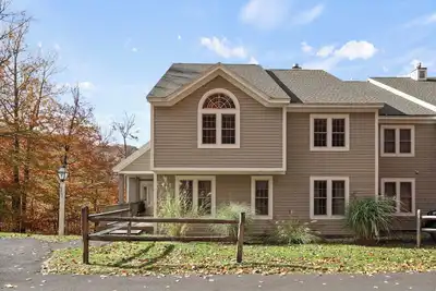 Image de Large Mountainside Condo with Private Trail to Grouse Run