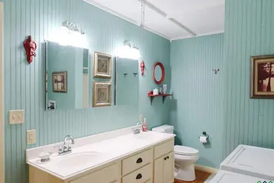 Image de Persimmon Place cozy cabin with Ac in Marshall - Perfect for a relaxing getaway