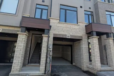 Image de Brand new 3 bedroom townhouse. Close to all amenities and the airport.