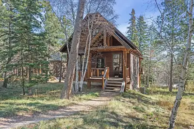 Image de Rustic cabin in the Black Hills with heated pool and hot tub, Pet Friendly!