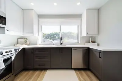 Image de Renovated 3br main floor near Rogers Place|Bright and Cozy