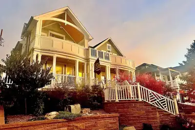 Image de Gorgeous 5 Bed House with Hot Tub, Atop Mesa in Downtown Boulder