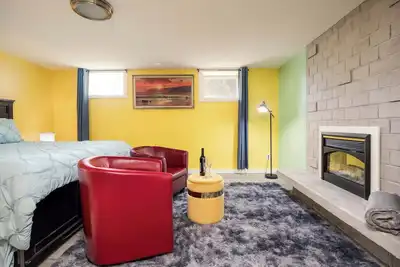 Image de 2 Bedroom suite in Central Penticton. \n3 beds. Private Entrance. Free parking.